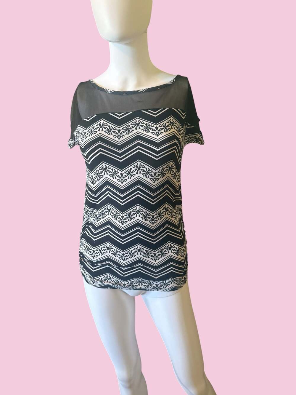 Free Kisses Women's Short Sleeve Sheer Mesh Detail Chevron Geometric Print Top